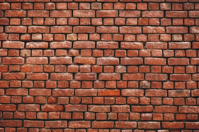 Co pasuje do ceglanej ściany?