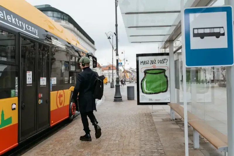 Nowoczesne wiaty przystankowe: jak technologia zmienia miejską infrastrukturę?